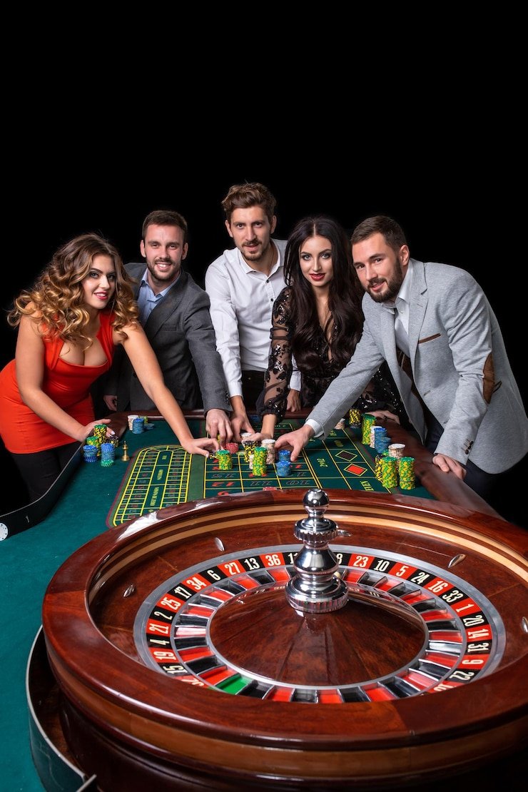 Tim kkslots777 bekerja di studio live-dealer multi-kamera dengan peralatan streaming profesional