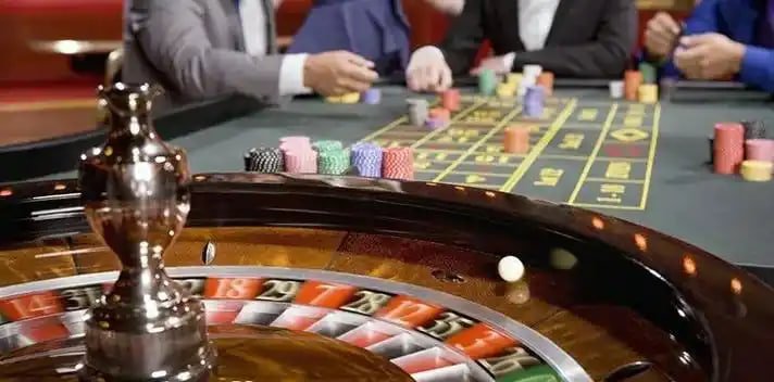 Tampilan permainan slot Aviator di aplikasi mobile kkslots777 menampilkan multiplier counter dan tombol cash out